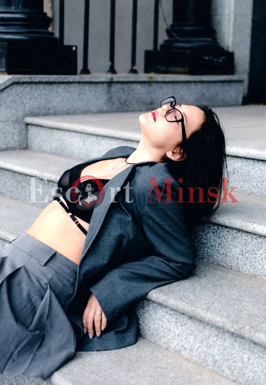  Элитная проститутка Минска — 18 лет, грудь 3 размера, рост 163, вес 65